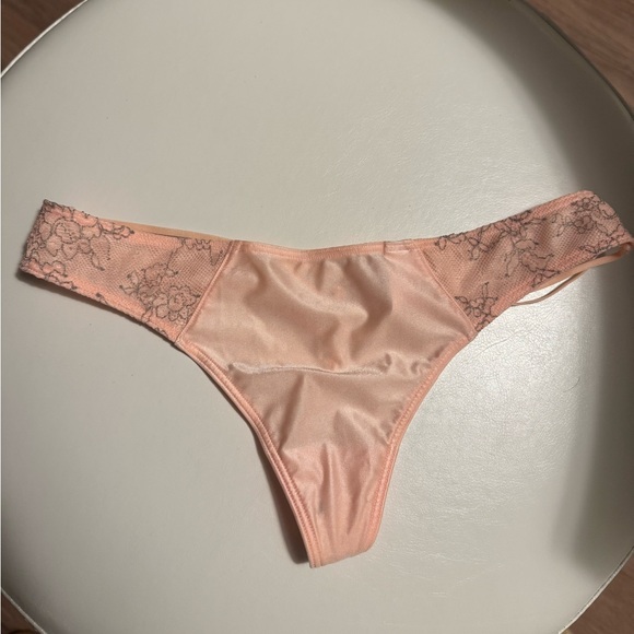 VS THE T-SHIRT Lightly Lined Demi Bra & Panty Set - Picture 8 of 10